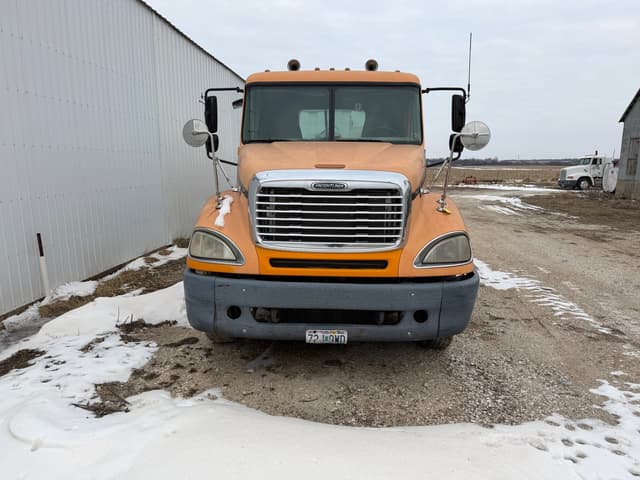 Image of Freightliner Columbia 120 equipment image 1