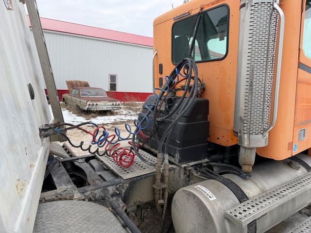 Image of Freightliner Columbia 120 equipment image 3