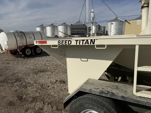 Image of Friesen Seed Titan 4SE equipment image 4