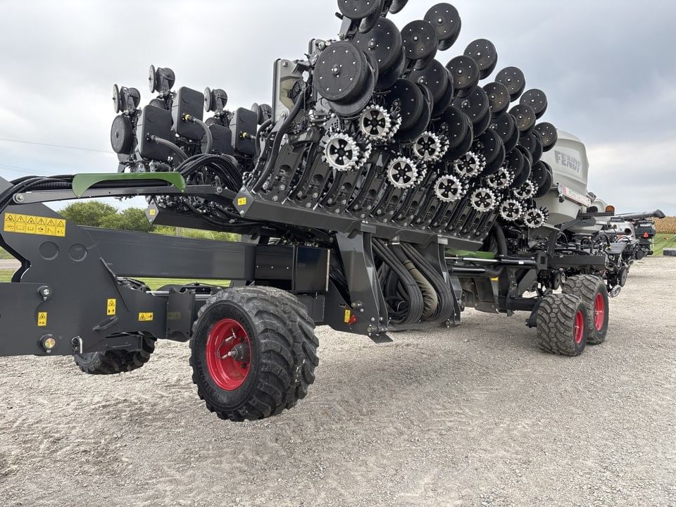 2024 Fendt Momentum 31 Equipment Image0