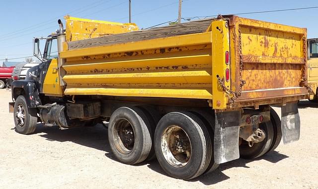 Image of Ford 9000 equipment image 4