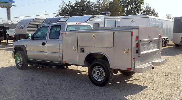 Image of GMC 2500HD equipment image 3