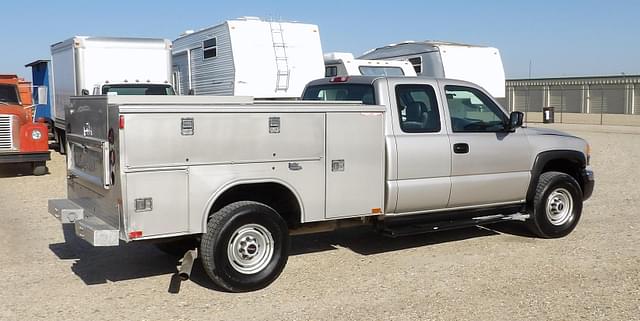 Image of GMC 2500HD equipment image 2