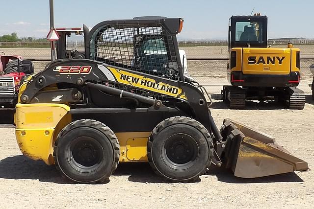 Image of New Holland L220 equipment image 1