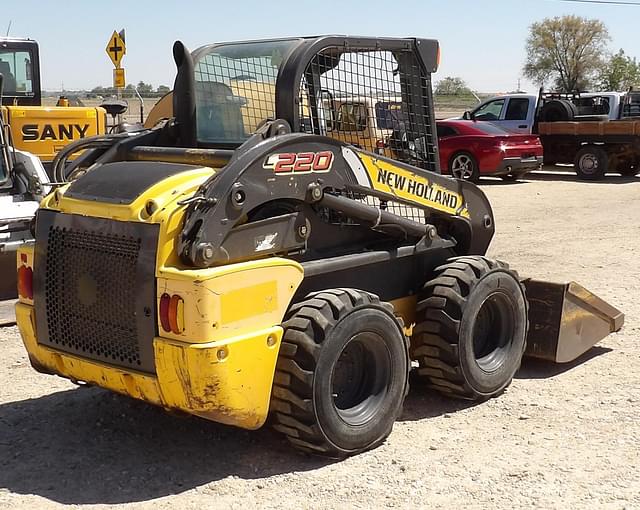 Image of New Holland L220 equipment image 3