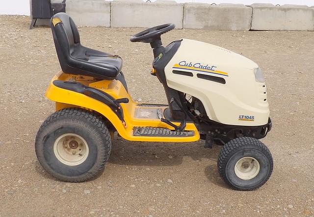 Image of Cub Cadet LT1045 equipment image 2