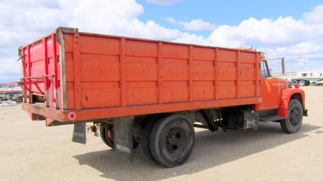 Image of International Loadstar 1600 equipment image 2