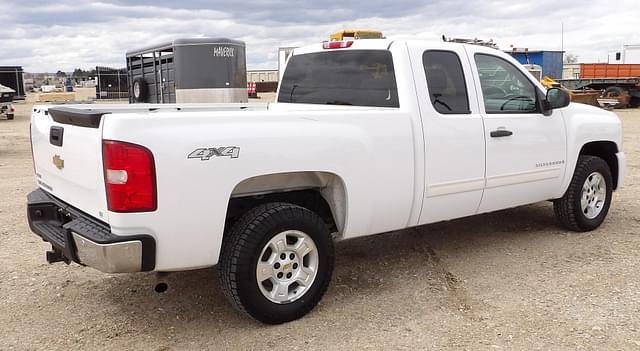 Image of Chevrolet Silverado equipment image 2