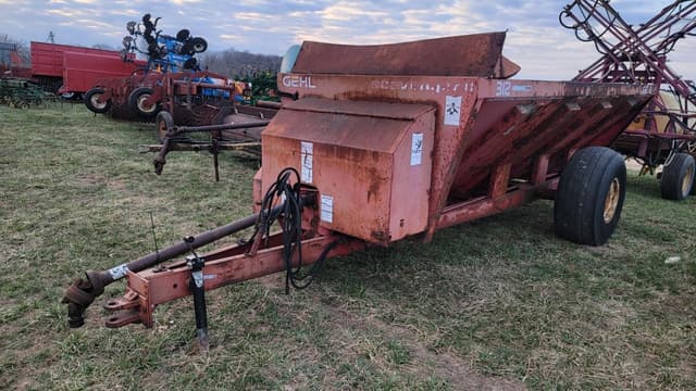 Image of Gehl 312 equipment image 4