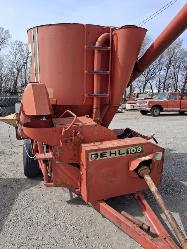 Image of Gehl 100 equipment image 4