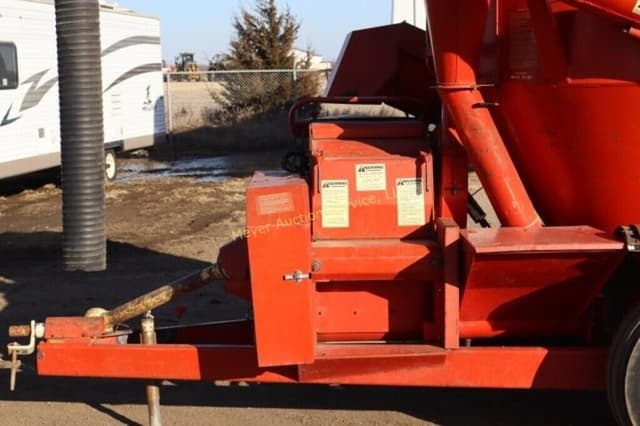 Image of Gehl 100 equipment image 4