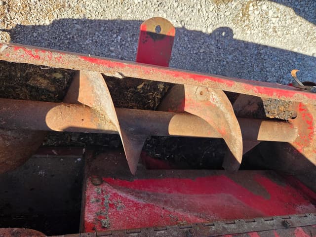 Image of Gehl 1075 equipment image 3