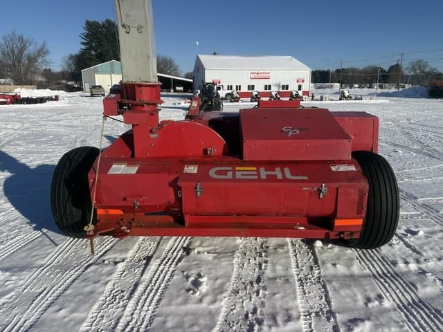 Image of Gehl 1075 equipment image 4