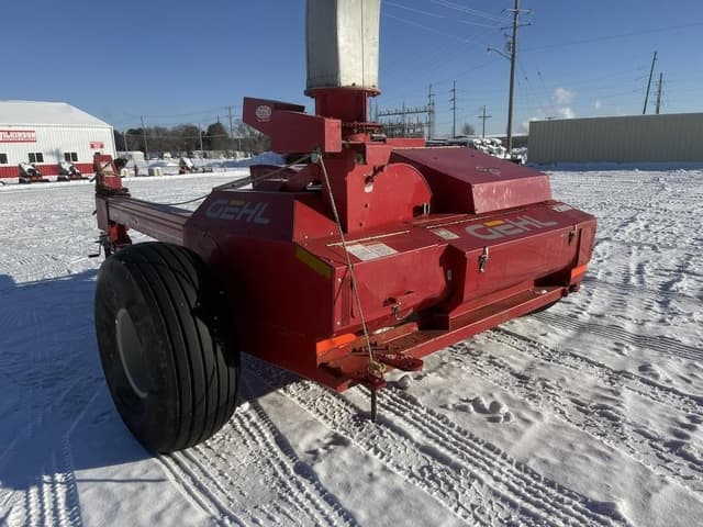 Image of Gehl 1075 equipment image 3