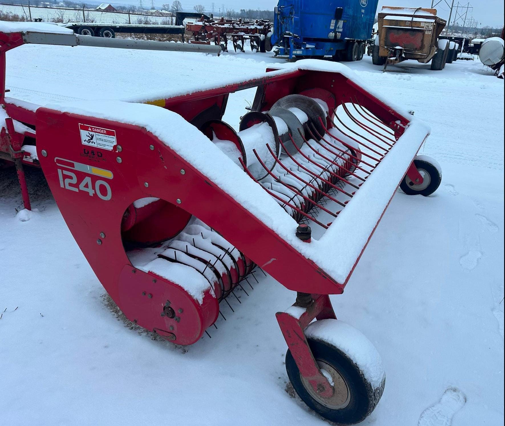 Gehl 1240 Equipment Image0