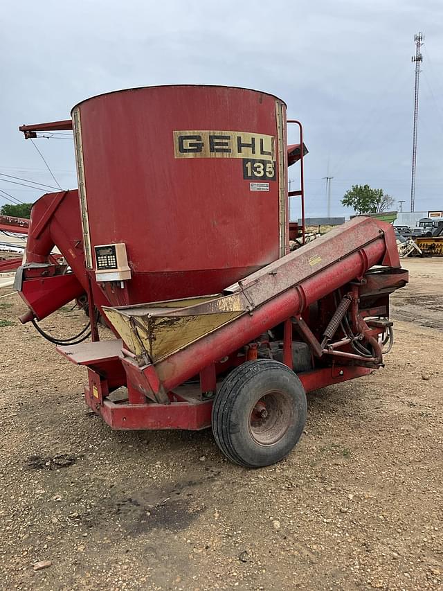 Image of Gehl 135 equipment image 4