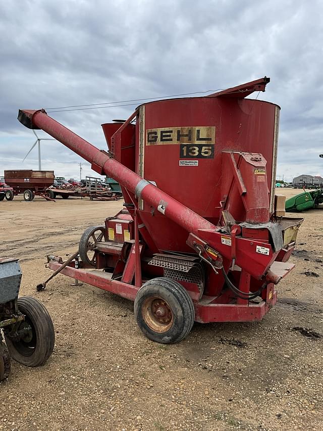 Image of Gehl 135 equipment image 2