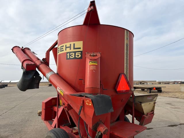 Image of Gehl 135 equipment image 4