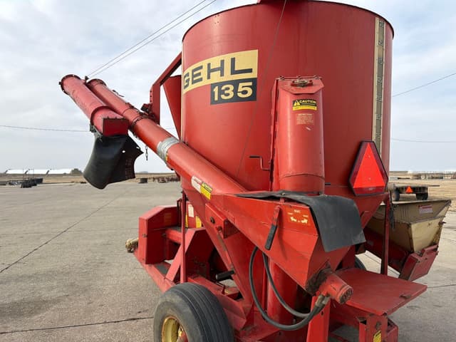 Image of Gehl 135 equipment image 3