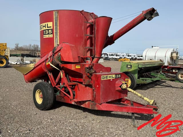 Image of Gehl 135 equipment image 2