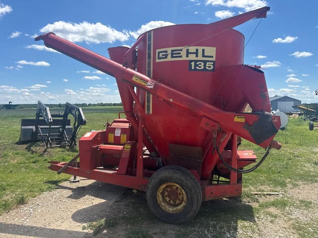 Image of Gehl 135 equipment image 1