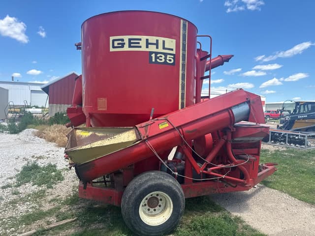 Image of Gehl 135 equipment image 4