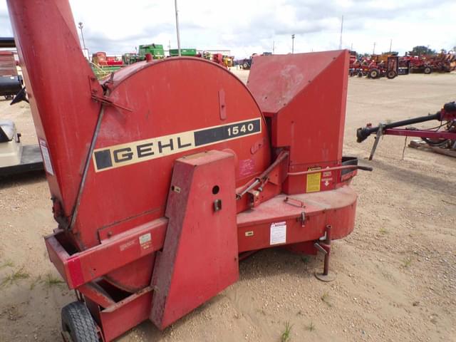 Image of Gehl 1540 equipment image 3