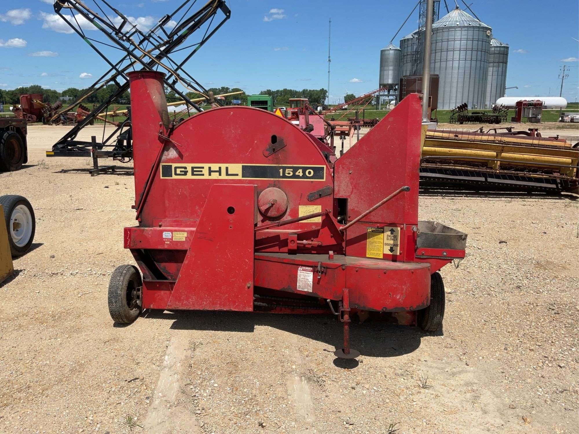 Gehl 1540 Equipment Image0