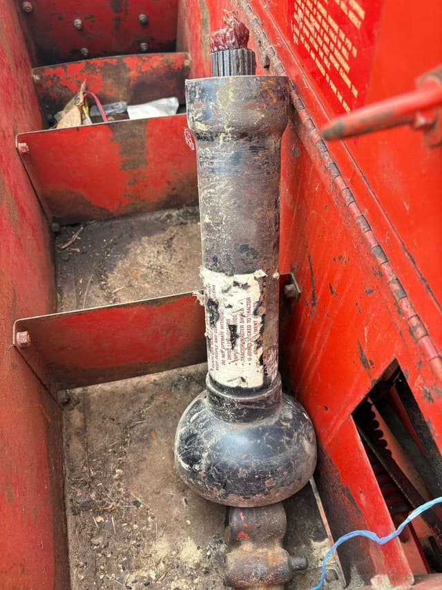 Image of Gehl 1860 equipment image 4