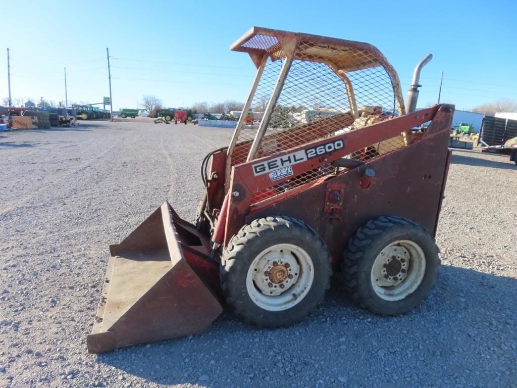 Gehl 2600 Equipment Image0