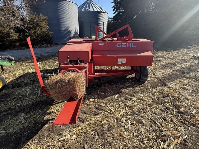 Image of Gehl 3250 equipment image 3