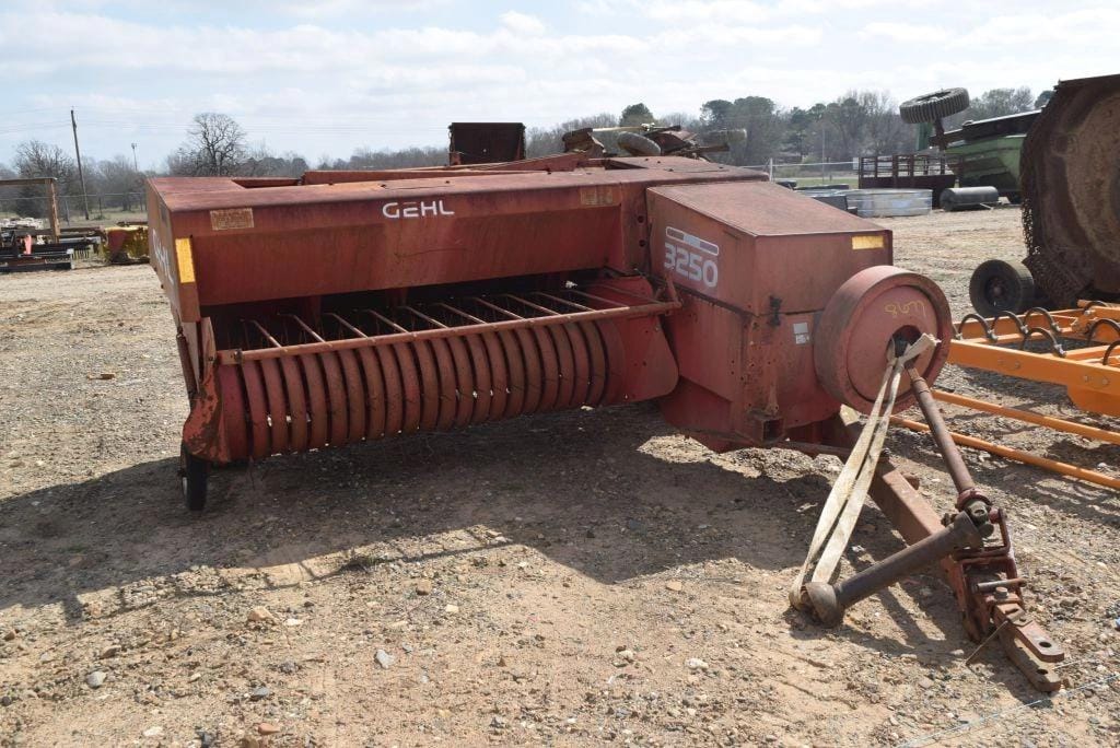 Main image Gehl 3250