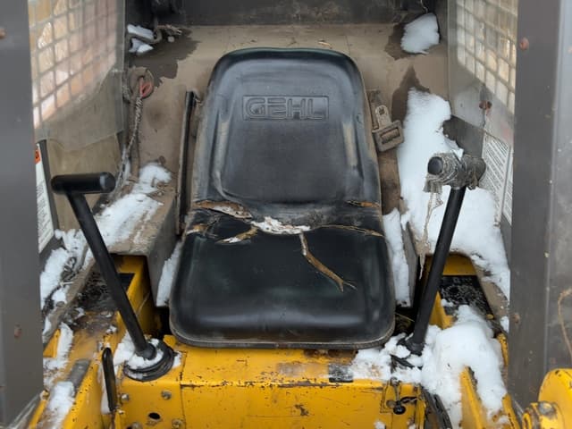 Image of Gehl 3725 equipment image 3