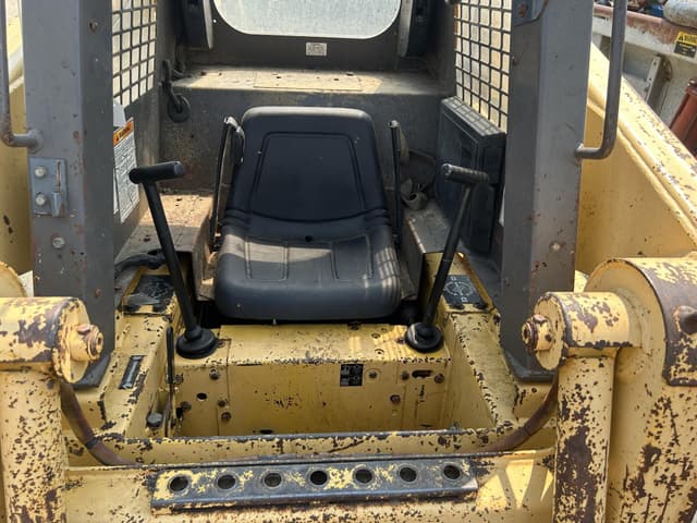 Image of Gehl 3825 equipment image 2