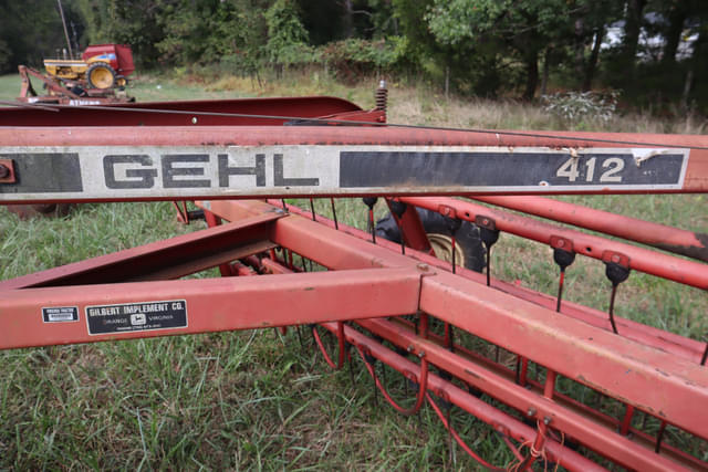 Image of Gehl 412 equipment image 4