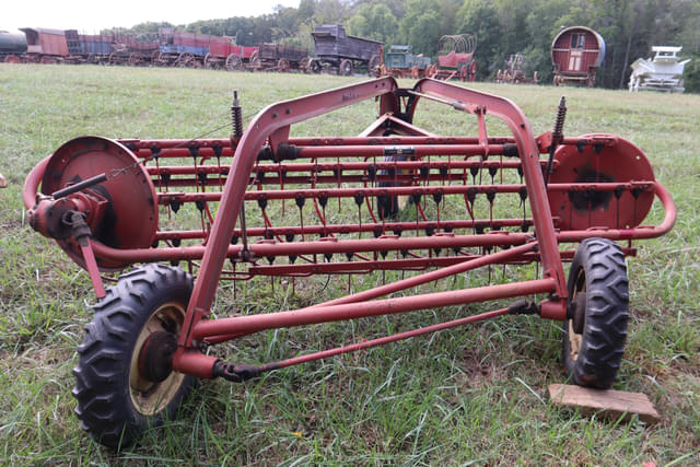Image of Gehl 412 equipment image 2