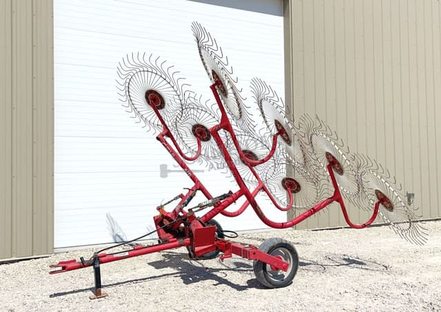 Image of Gehl 418 equipment image 1