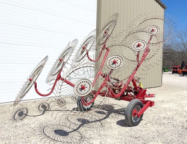 Image of Gehl 418 equipment image 4