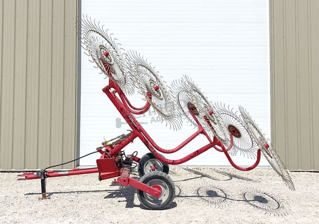 Image of Gehl 418 equipment image 3