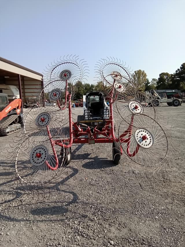 Image of Gehl 418 equipment image 4