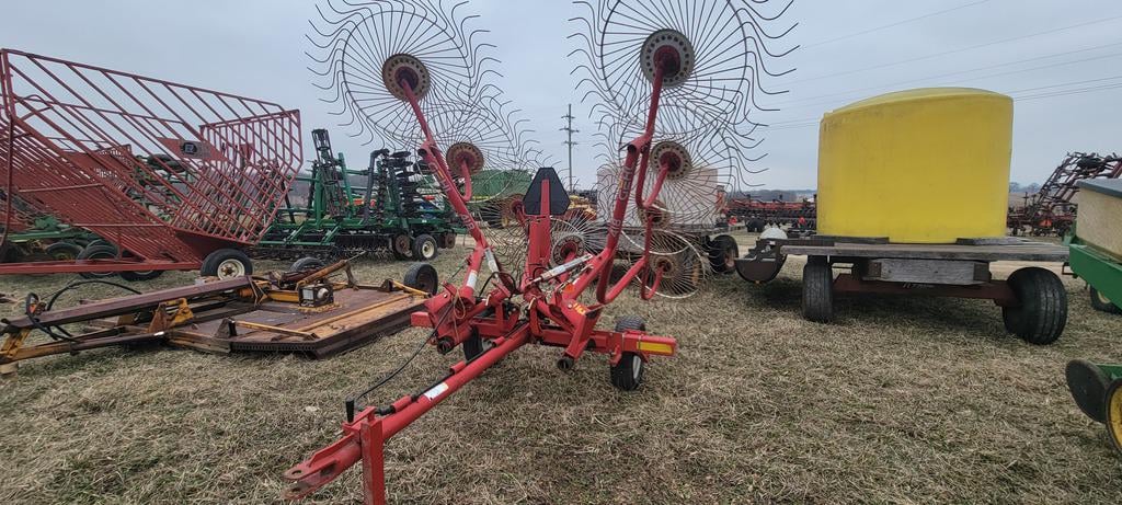 SOLD - Gehl 418 Wheel Hay Rake Hay and Forage | Tractor Zoom