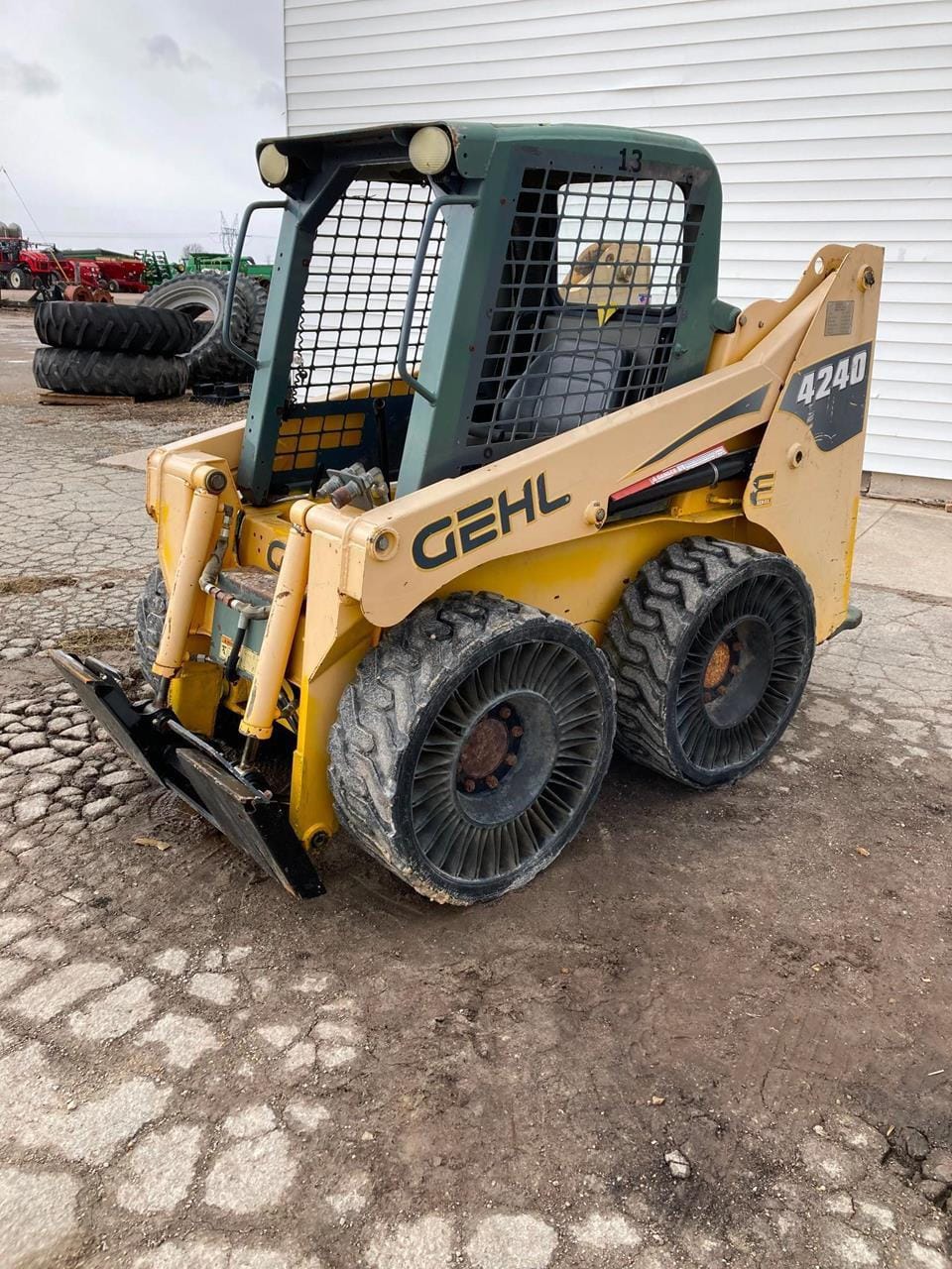 Gehl 4240 Equipment Image0