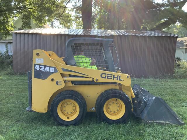 Image of Gehl 4240 equipment image 2
