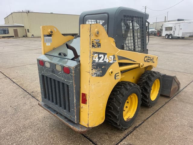 Image of Gehl 4240 equipment image 2