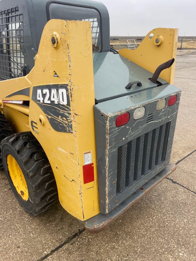 Image of Gehl 4240 equipment image 4