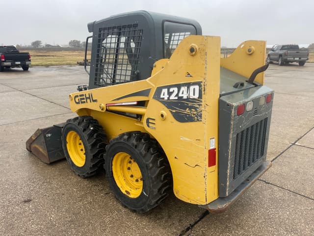 Image of Gehl 4240 equipment image 3