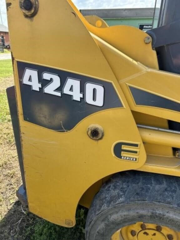 Image of Gehl 4240 equipment image 3