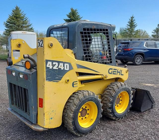 Image of Gehl 4240 equipment image 3