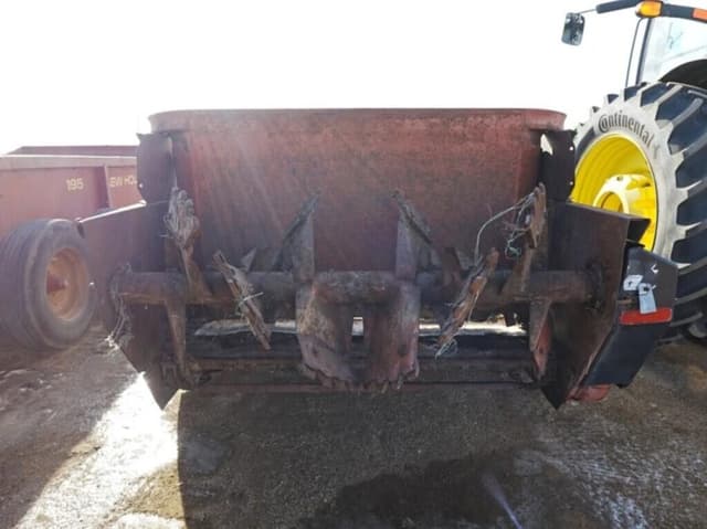 Image of Gehl 425 equipment image 2