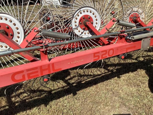 Image of Gehl 520 equipment image 4